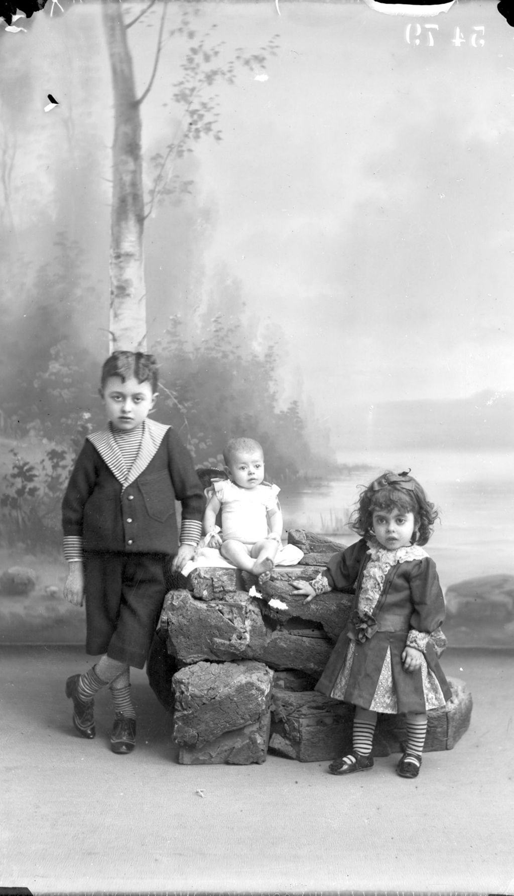 LOS TRES PEQUEÑOS HERMANOS.