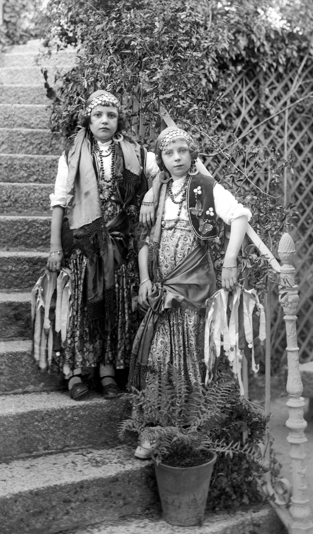 DISFRAZADAS DE GITANAS 2.