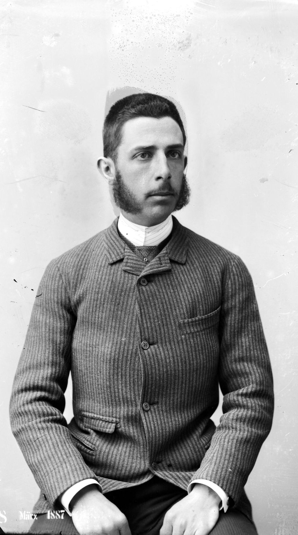 JOVEN DE PATILLAS LARGAS.