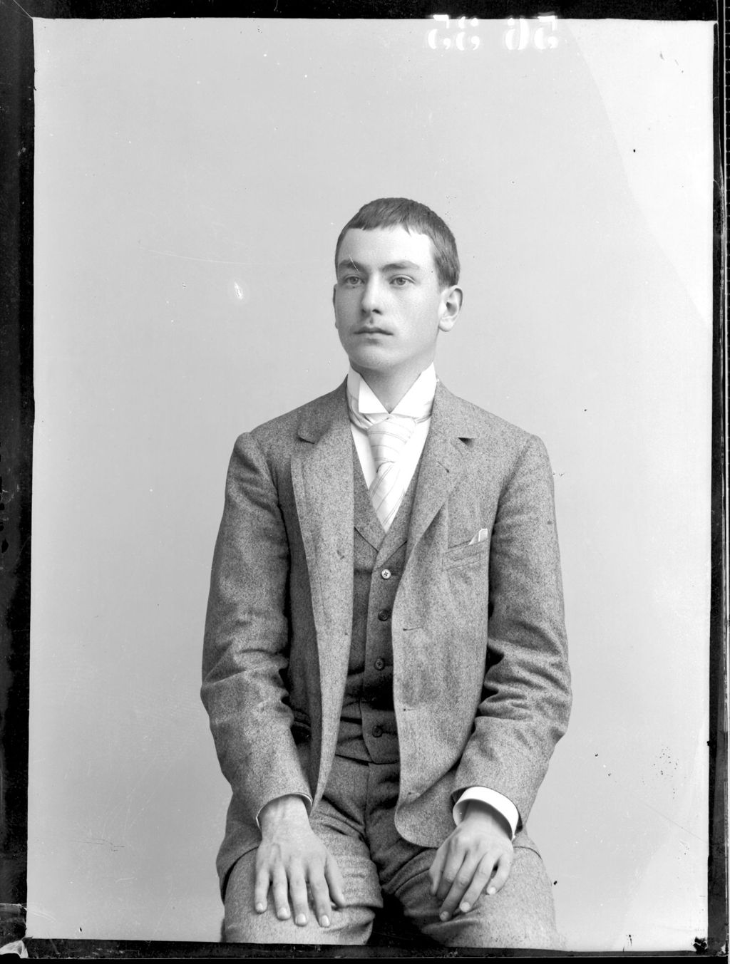 JOVEN CON TRAJE DE TRES PIEZAS.