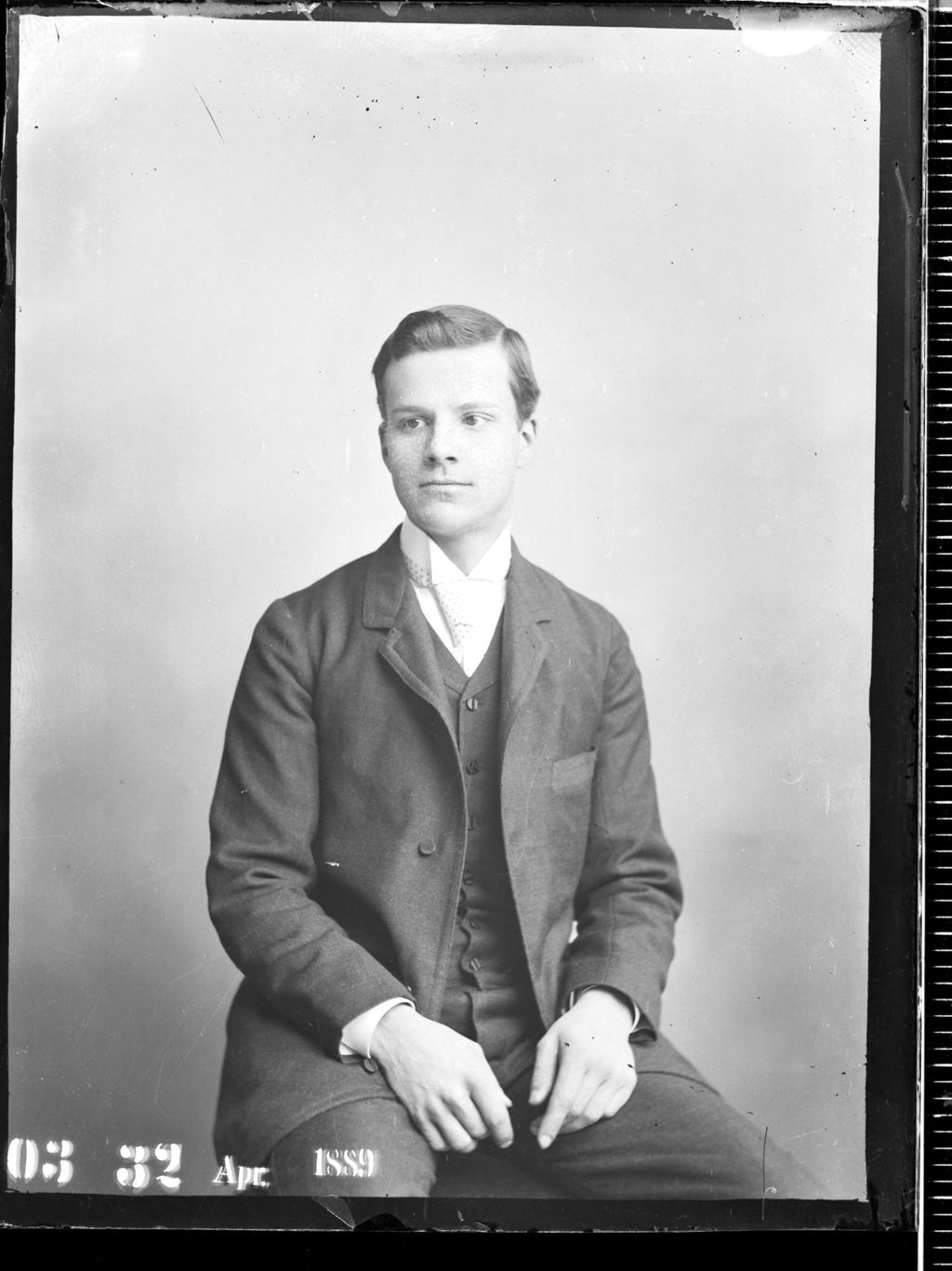 JOVEN CON CORBATA Y CAMISA PALOMA.