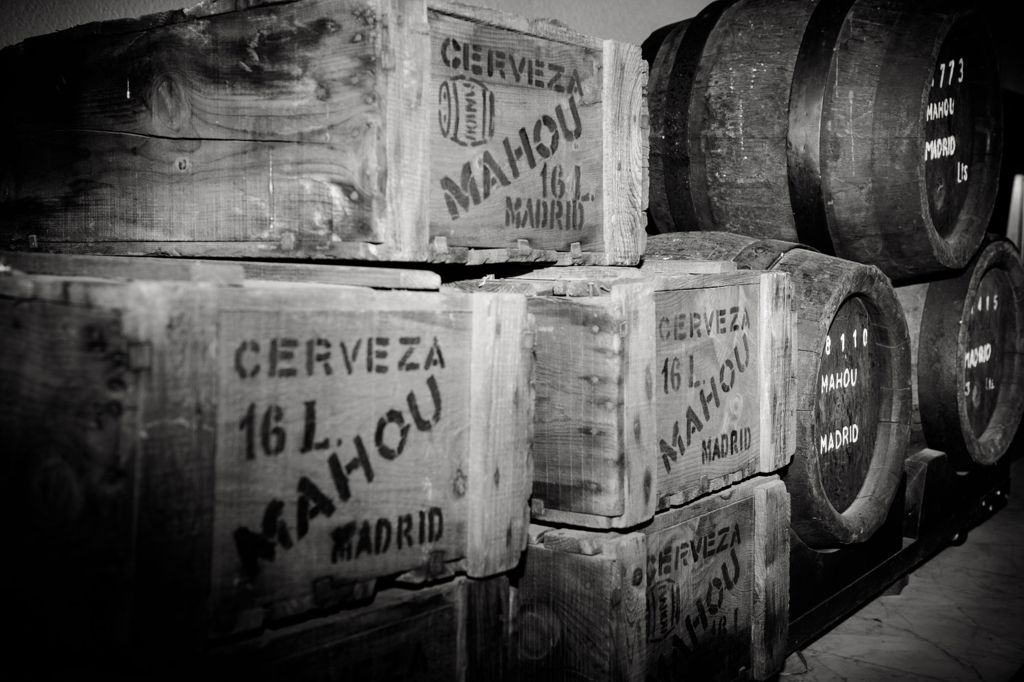 CAJAS Y BARRILES MAHOU EN BLANCO Y NEGRO.