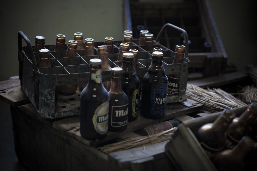 BODEGON DE CAJA METALICA MAHOU.