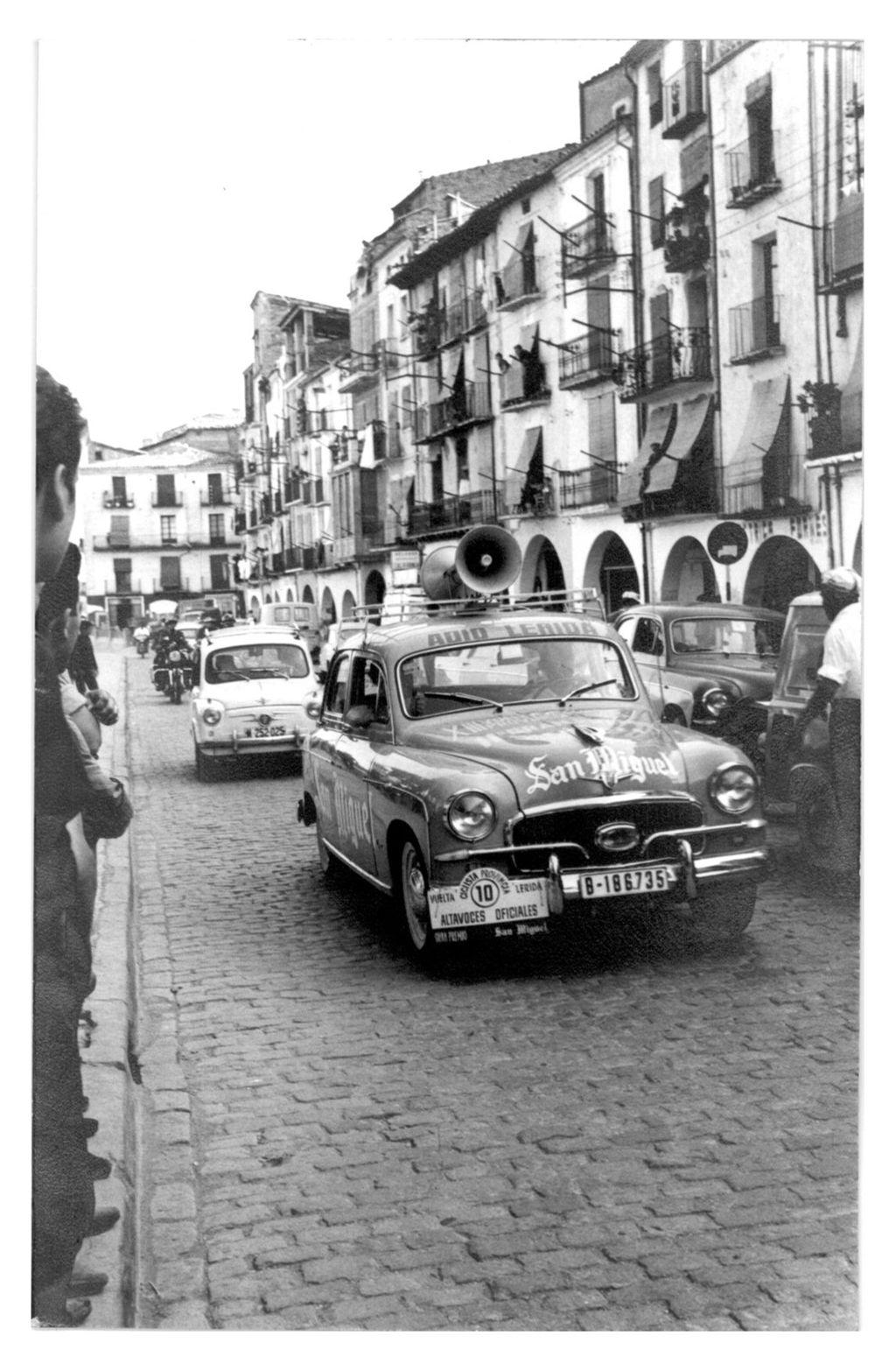 AUTOMOVIL DE LA VUELTA CICLISTA.