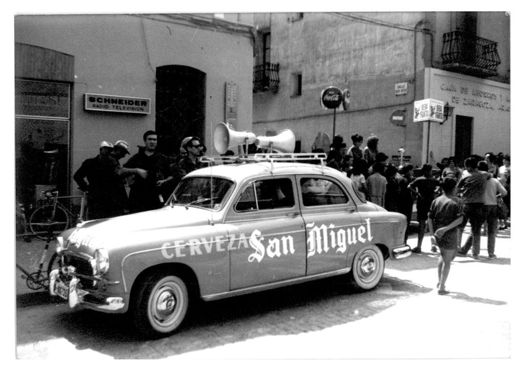 AUTOMOVIL CON ALTAVOCES DE LOS AÑOS 1960 SAN MIGUEL.