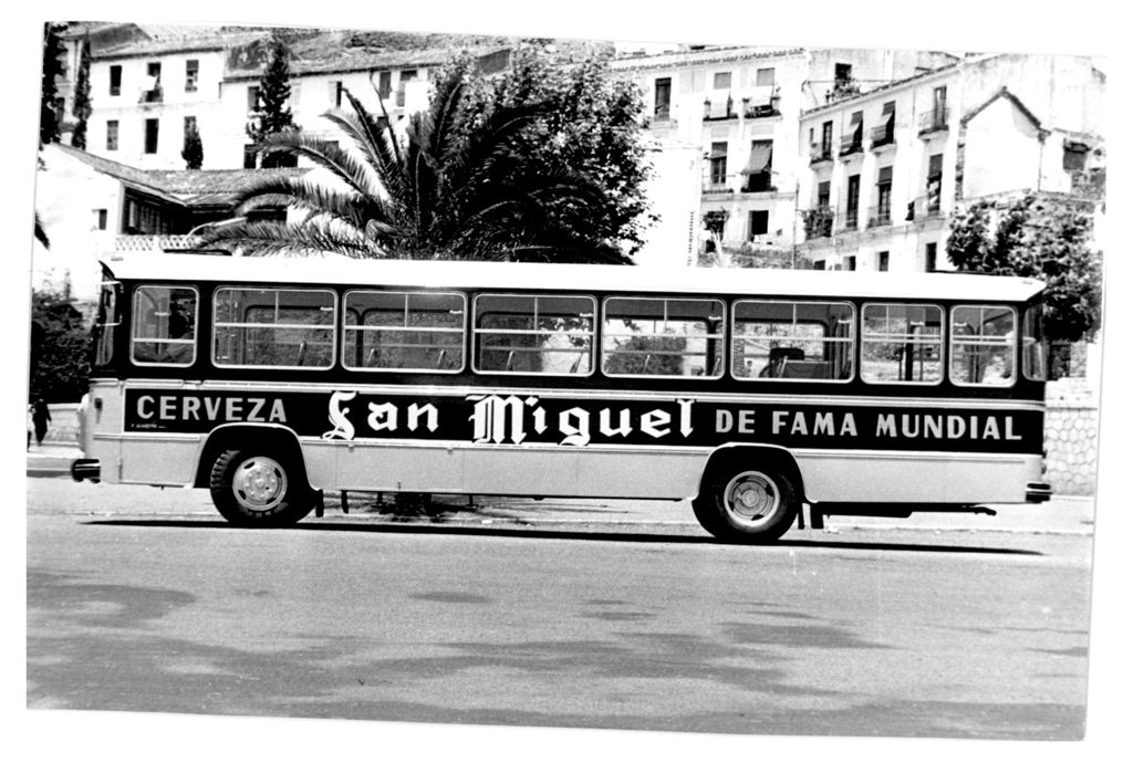 AUTOBUS DE LINEA PEGASO Y CERVEZAS SAN MIGUEL.