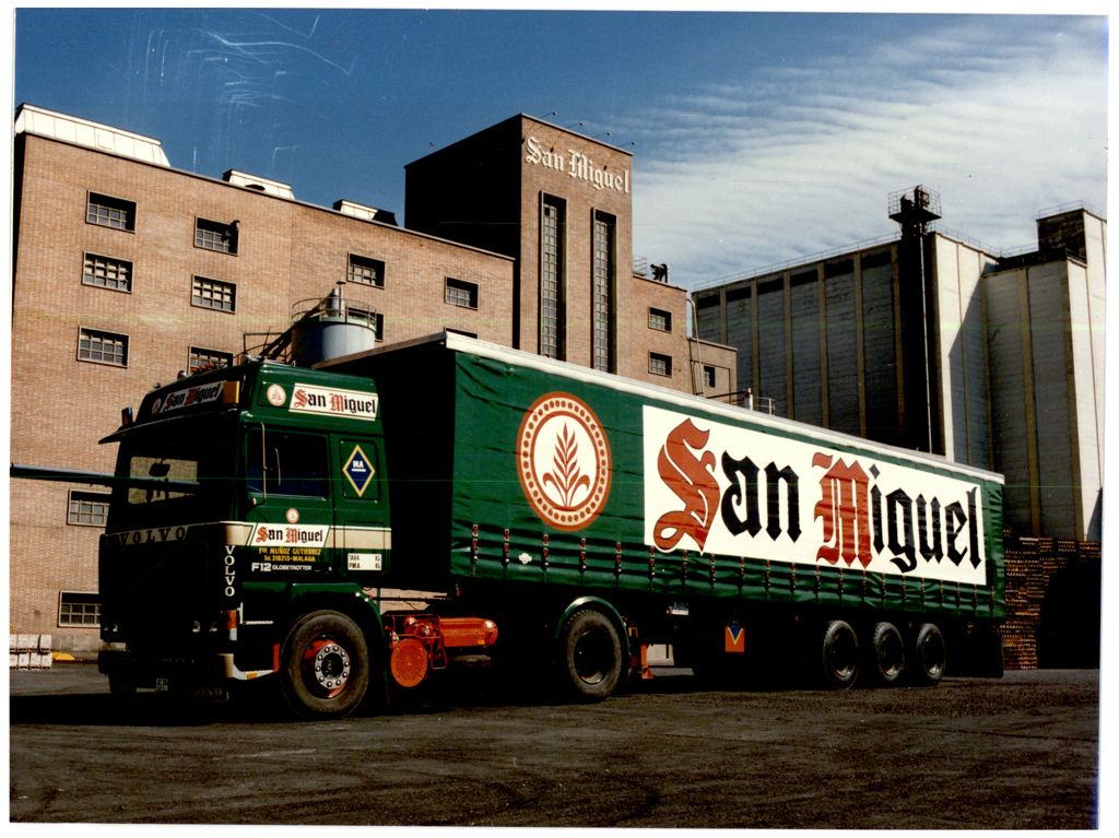 TRAILER CON ROTULACION SAN MIGUEL.